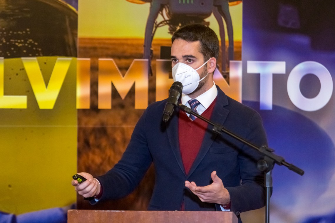 Governador Eduardo Leite discursa, usando máscara, na solenidade